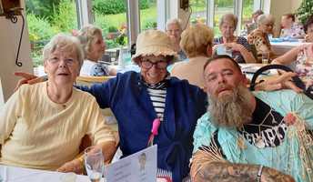 Bewohnerinnen und Mitarbeiter der Seniorenresidenz Am Straussee auf dem Fischerfest