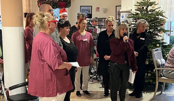 Beim Singen von „Leise rieselt der Schnee“ herrschte festliche Stimmung in der ProCurand Seniorenresidenz Senftenberg.