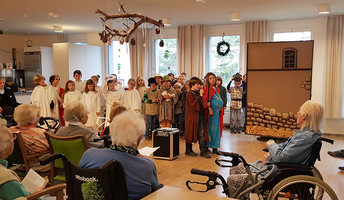 Schüler*innen der evangelischen Grundschule Friedrichshagen führten in der ProCurand Seniorenresidenz ein Krippenspiel für die Bewohner*innen auf. 