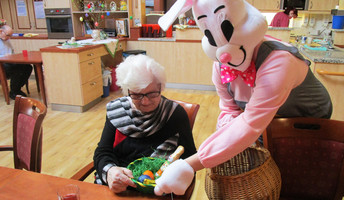 Osterhase zu Besuch bei der ProCurand Sanft am See in Senftenberg