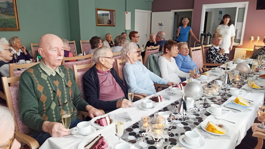 Im ProCurand Seniorenresidenz Cottbus feierten 30 Mieter*innen bei einem festlich dekorierten Neujahrsempfang mit Sekt, Kuchen und guter Stimmung das neue Jahr.