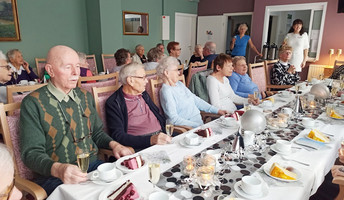 Im ProCurand Seniorenresidenz Cottbus feierten 30 Mieter*innen bei einem festlich dekorierten Neujahrsempfang mit Sekt, Kuchen und guter Stimmung das neue Jahr.