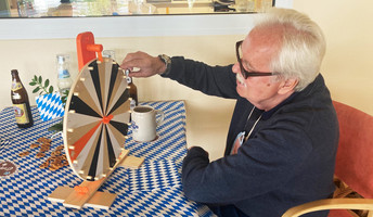 Senior spielt Glücksrad auf dem Oktoberfest der ProCurand