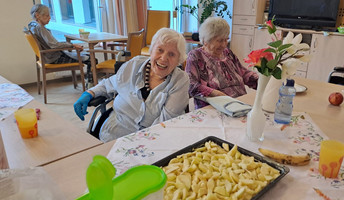 Die Bewohnerinnen auf dem Demenzbereich der ProCurand Seniorenresidenz Bölschestraße backen Apfelkuchen