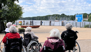 Spaziergang der Bewohner*innen der ProCurand Seniorenresidenz Bölschestraße zum Müggelsee