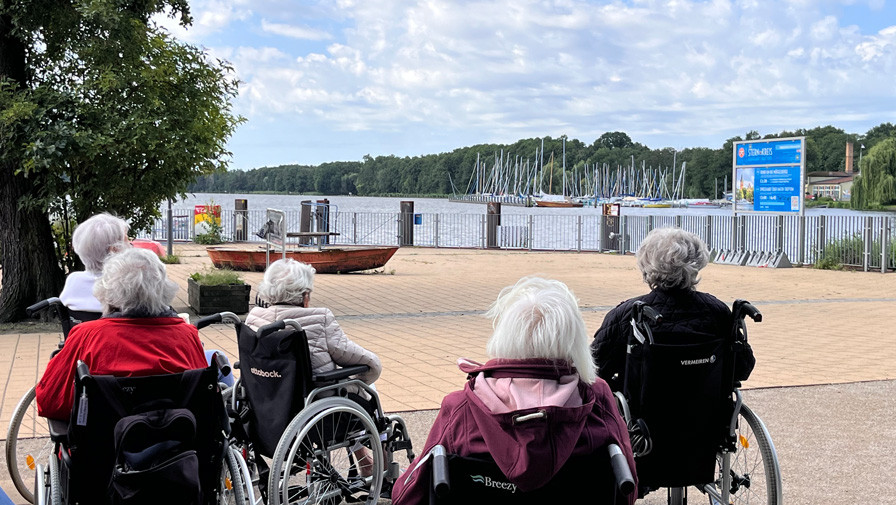 Spaziergang der Bewohner*innen der ProCurand Seniorenresidenz Bölschestraße zum Müggelsee