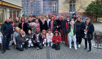 ProCurand Team vor dem Seniorendomizil Wilhelm-Stift beim vorweihnachtlichen Teamevent