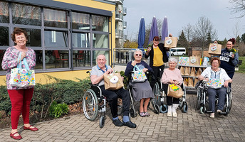 Seniorinnen erhalten Ostergeschenke von Kita