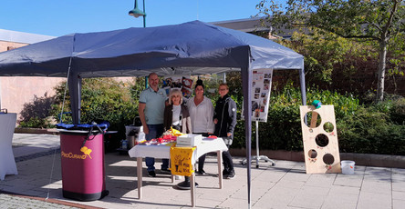 Das Standteam der ProCurand Seniorenresidenzen Senftenberg und Sanft am See informiert Besucher*innen über das Leben in den Einrichtungen und beantwortet Fragen zu Unterstützungsmöglichkeiten für Senior*innen.