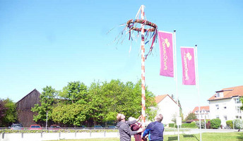 Maibaum bei ProCurand, Seniorenresidenz Am Schlosspark in Dahme/Mark