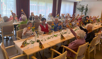 In der ProCurand Wriezener Straße stießen die Mieter*innen beim Weinfest an.