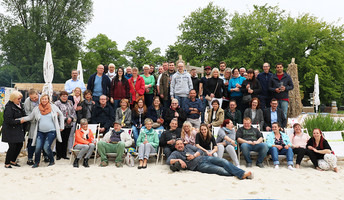 Magdeburger Mitarbeiter*innen beim Teamevent in Strandbar