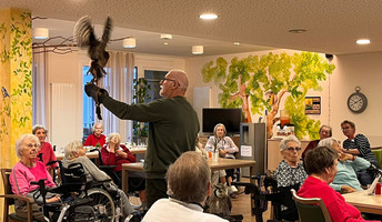 Lachen, Staunen und Staunen über die Eulen – die Senior*innen der ProCurand Residenz Bölschestraße hatten eine wunderbare Zeit, als sie mit den Tieren in Kontakt kamen.