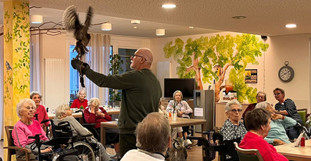 Lachen, Staunen und Staunen über die Eulen – die Senior*innen der ProCurand Residenz Bölschestraße hatten eine wunderbare Zeit, als sie mit den Tieren in Kontakt kamen.