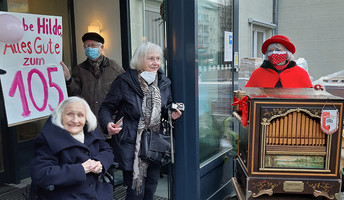 Empfang zum 105. Geburtstag, Corana bedingt draußen vor der Einrichtung mit Junilarin, Jubel Jette und Gästen