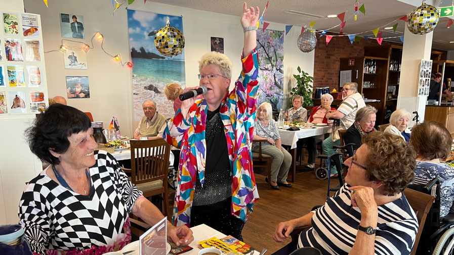 Marika Born als Helga Hannemann auf der DDR Party in der Seniorenresidenz Bölschestraße