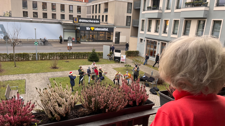 Schüler*innen der evangelischen Grundschule Friedrichshagen begeisterten die Bewohner*innen der ProCurand Seniorenresidenz Bölschestraße in Berlin mit einem Bläserkonzert.