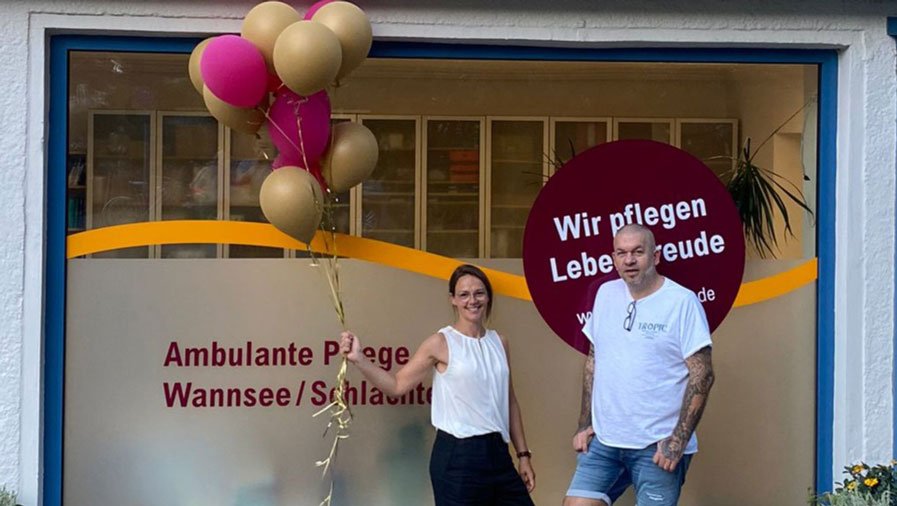 Christin Teichmüller (Pflegedienstleitung) und Lutz Römer (stellv. Pflegedienstleitung) bei der Eröffnungsfeier des neuen ProCurand-Standorts Ambulante Pflege Wannsee/Schlachtensee