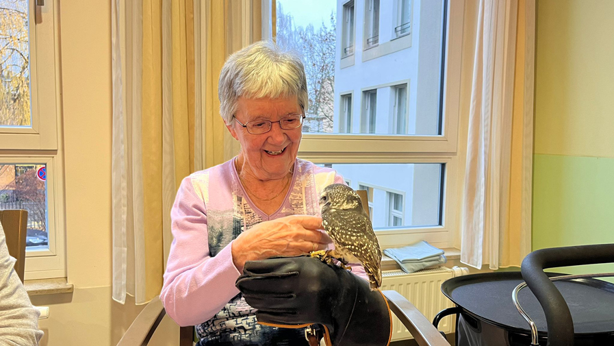 Mit strahlenden Augen und voller Begeisterung erlebten die Senior*innen der ProCurand Residenz Bölschestraße den Besuch des Falkners der Herzen.