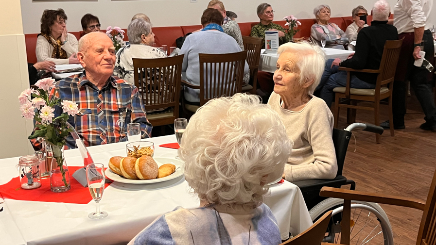 Pflegedienstleitung Andrea Liebner begrüßte die Gäste im Restaurant Vier Jahreszeiten der ProCurand Seniorenresidenz Bölschestraße und wünschte allen ein glückliches neues Jahr.