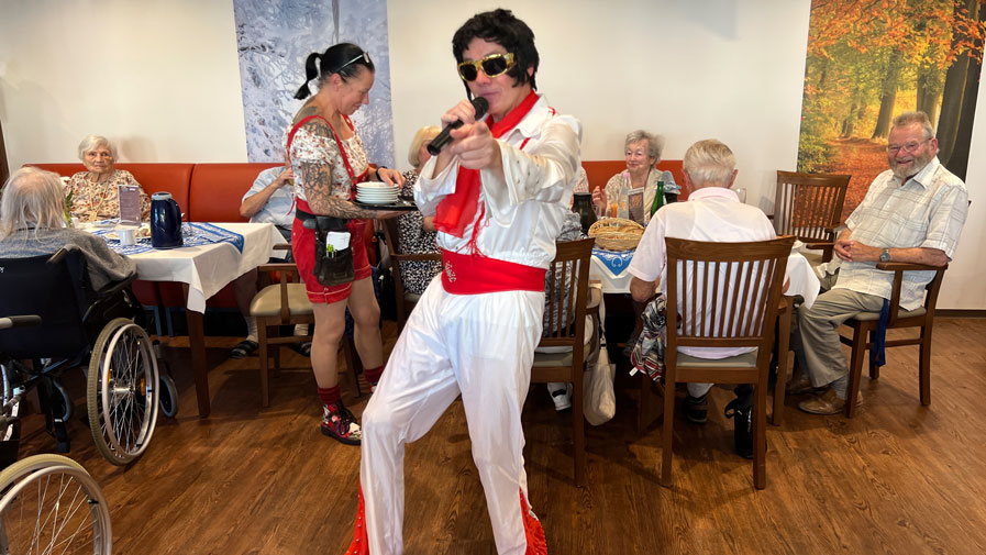 Entertainer Thomas Glück beim Oktoberfest der Seniorenresidenz Bölschestraße