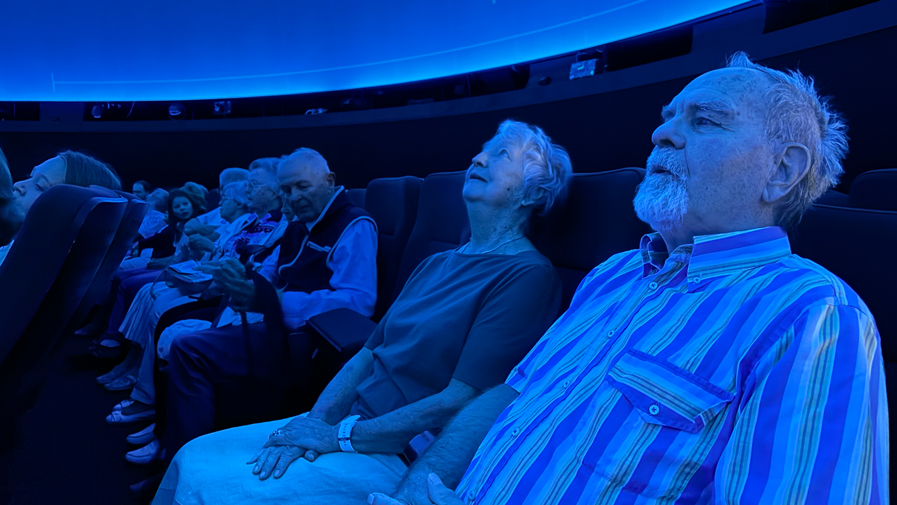 Die Mieter*innen der ProCurand Seniorenresidenz Bölschestraße im Planetarium