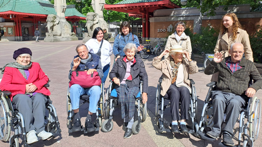 Bewohner und Angehörige und Pflegepersonal der Seniorenresidenz Bölschestraße besuchten den Berliner Zoo