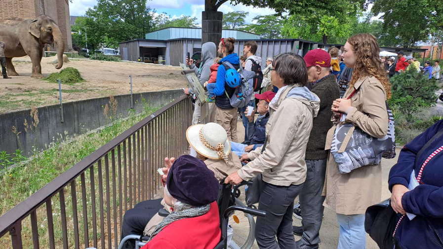 Zoobesuch von Bewohnern, Angehörigen und Pflegepersonal Seniorenresidenz Bölschestraße 