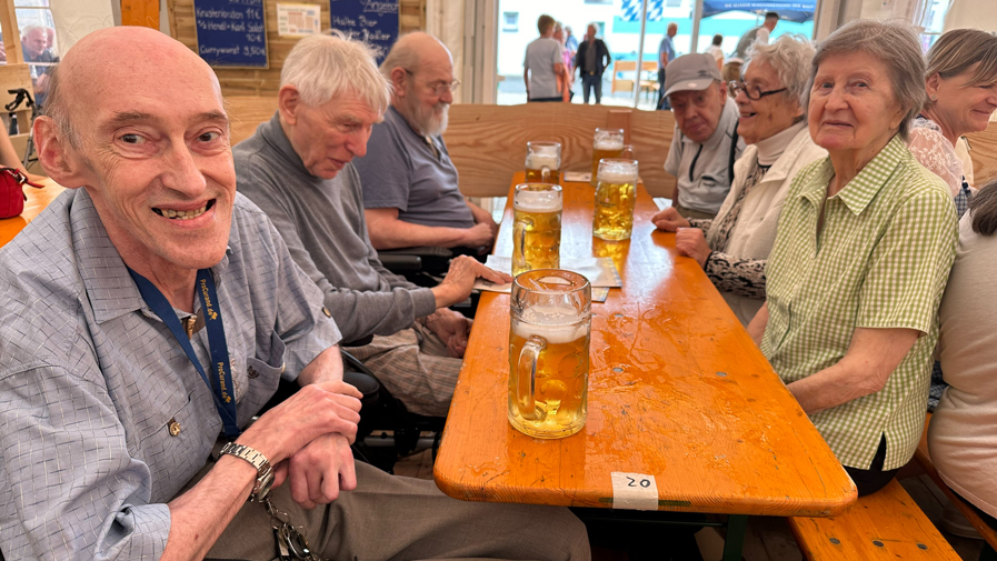 Die Bewohner*innen des ProCurand Pflegestiftes Pfarrer Lukas auf dem Volksfest in Cham genießen die Zeit 