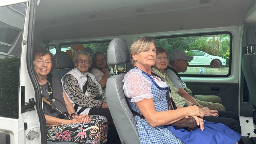 Die Bewohner*innen aus dem ProCurand Pflegestift Pfarrer Lukas im Taxi in Richtung Volksfest 