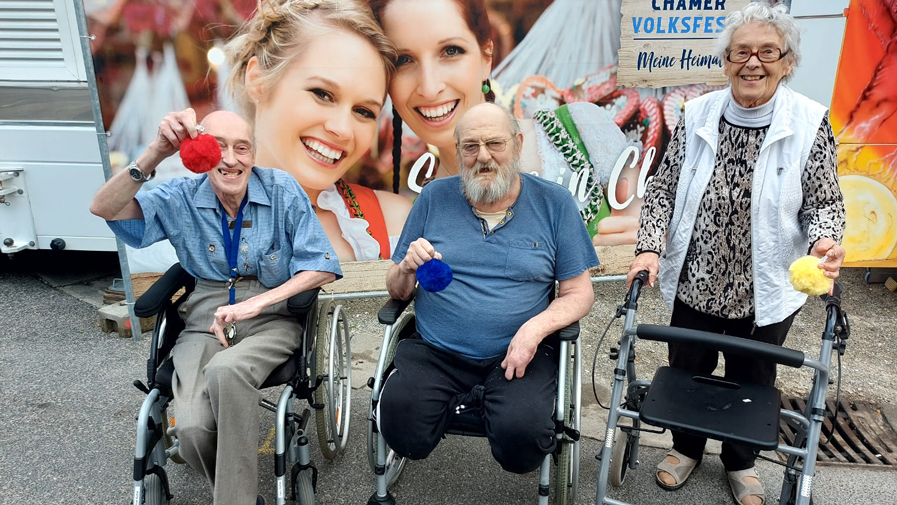 Die Senior*innen aus dem ProCurand Pflegestift Pfarrer Lukas auf dem Volksfest in Cham