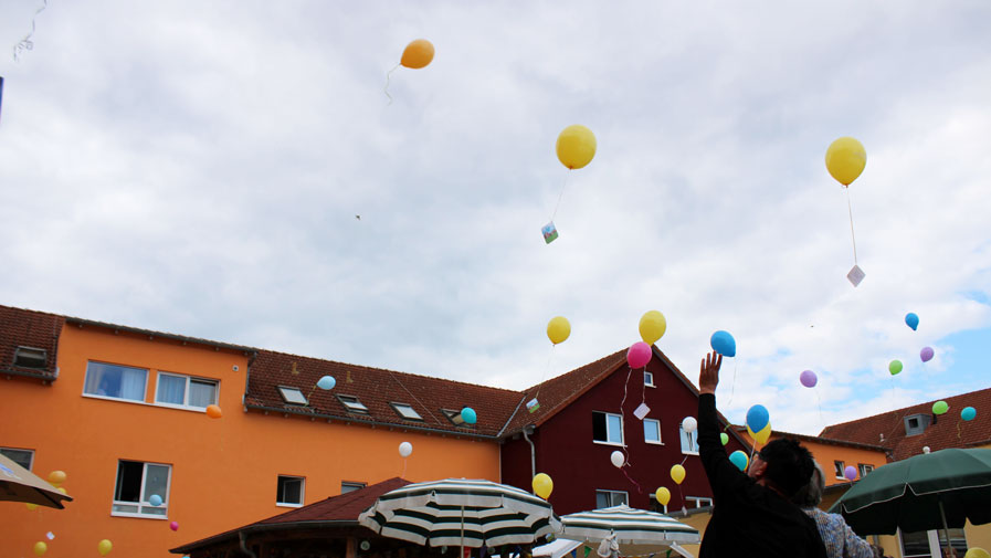 Wünscheballons beim Sommerfest in der ProCurand Seniorenresidenz Eberswalde