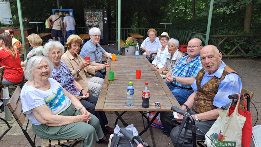 Pause der Tagesgäste der ProCurand Tagespflege Strausberg im Zoo Eberswalde