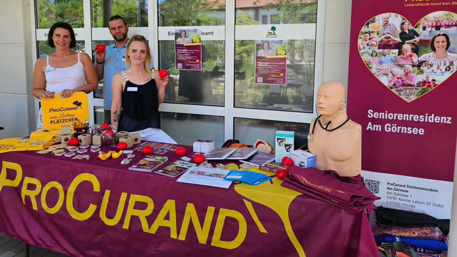 Das Team der ProCurand Seniorenresidenz Am Görnsee stellt die Einrichtung auf der Pflegemesse in Brück vor. 