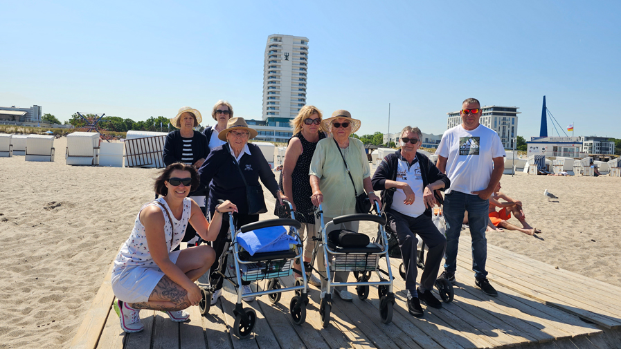 Bewohner*innen und Mitarbeiter*innen der ProCurand Grebs in Warnemünde