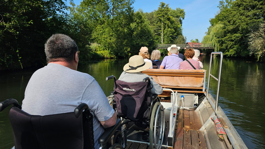 Die Bewohner*innen der ProCurand Seniorenresidenz Am Görnsee haben gemeinsam eine schöne Zeit bei ihrem Ausflug in den Spreewald. Sie unterhalten sich, während sie die Natur genießen.