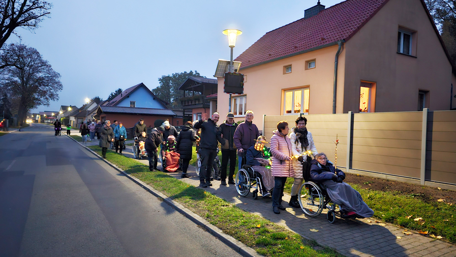 Festliche Atmosphäre beim Laternenumzug der ProCurand Seniorenresidenz Am Görnsee: Teilnehmer ziehen mit selbstgebastelten Laternen durch den Ort, begleitet von Musik und guter Stimmung.