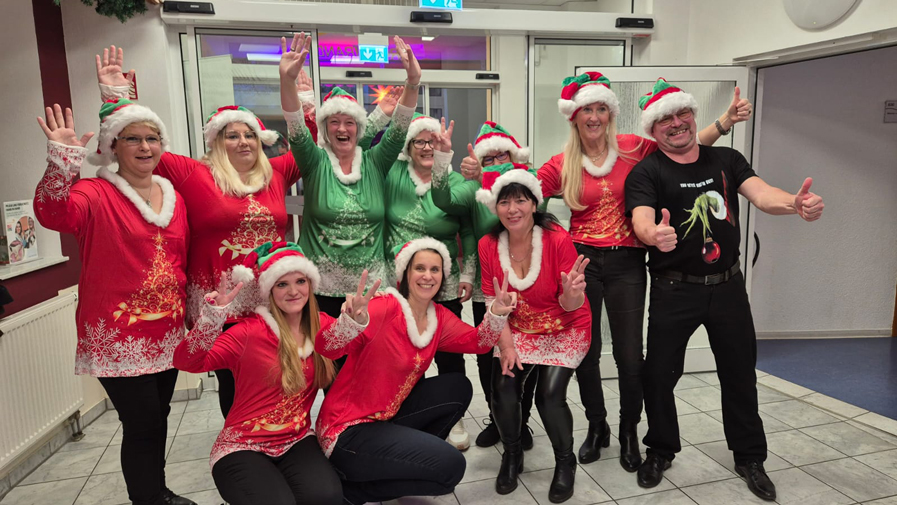 Das Team der ProCurand Seniorenresidenz Am Görnsee in Grebs feiert in bester Stimmung bei der Weihnachtsfeier.