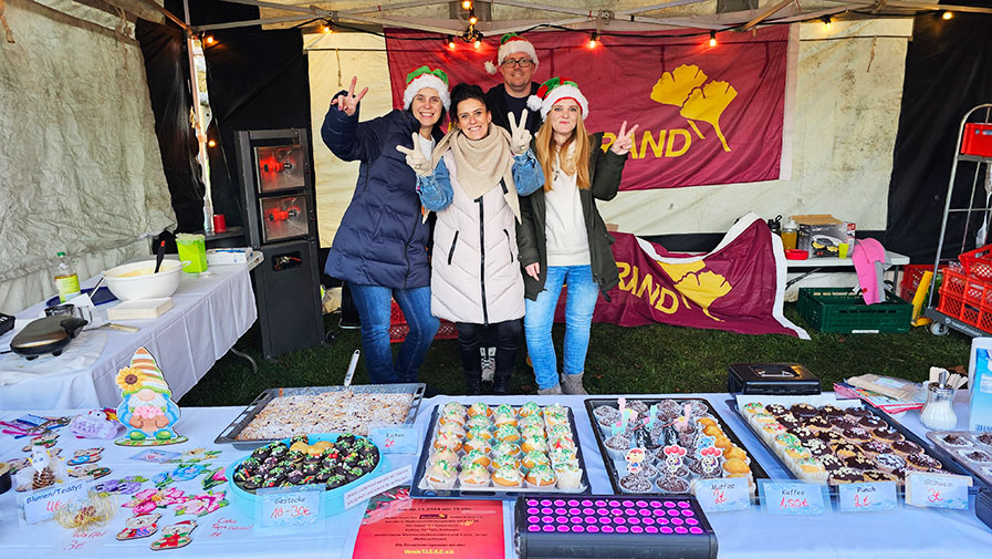 Auf dem Weihnachtsmarkt in Krahne begeistert das Team der ProCurand Seniorenresidenz Am Görnsee in Grebs mit Glühwein und Gestecken.