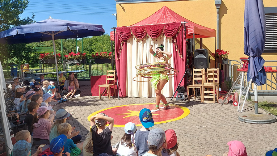 Zirkus Ramon Hein trat auf in der ProCurand Seniorenresidenz Am Hallorenring