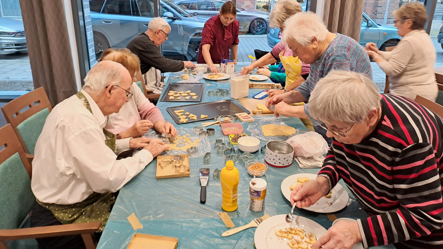 Die Senior*innen der ProCurand Residenz Am Hallorenring in Halle bereiten mit viel Begeisterung und Geschick ihre ersten Weihnachtsplätzchen vor