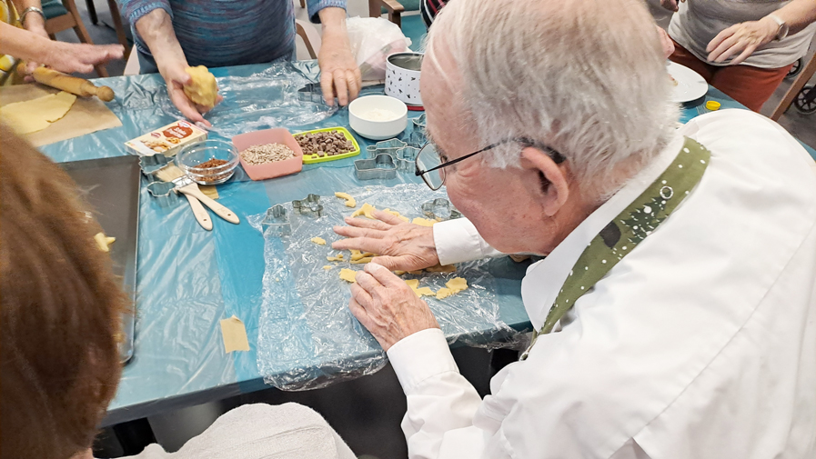 Die Senior*innen der ProCurand Residenz Am Hallorenring nutzen ihre Hände, um mit viel Geschick die Weihnachtsplätzchen zu formen und kreativ zu verzieren – ein echter Genuss für alle Sinne!