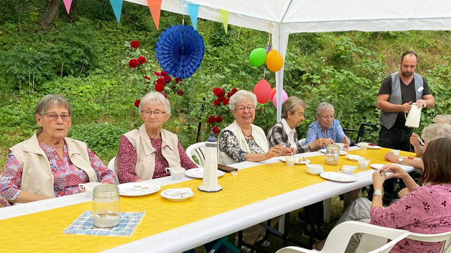 Die Senior*innen der ProCurand Seniorenresidenz Am Krökentor haben Freude an dem Sommerfest.