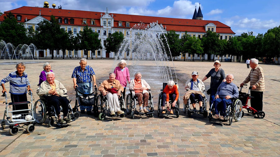 Die Bewohner*innen der ProCurand Seniorenresidenz Am Krökentor stehen erfreut vor dem Magdeburger Dom. Sie bewundern die imposante Architektur der gotischen Kathedrale und genießen den gemeinsamen Ausflug!