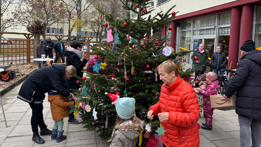 Weihnachtsbaum schmücken in der ProCurand Seniorenresidenz Am Krökentor: Kinder und Mieter*innen gestalten gemeinsam den festlichen Baum.