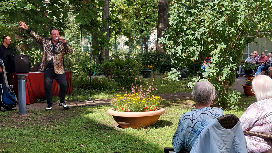 Auftritt des Rock 'n' Rollers Dirk Schütte im Garten der Seniorenresidenz Havelpalais