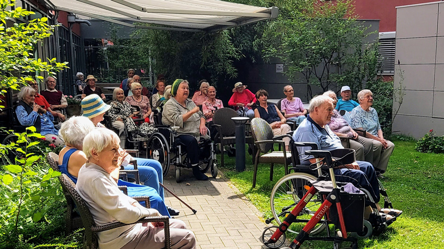 Rock 'n' Rollers Dirk Schütte trat im Garten der Seniorenresidenz Havelpalais auf