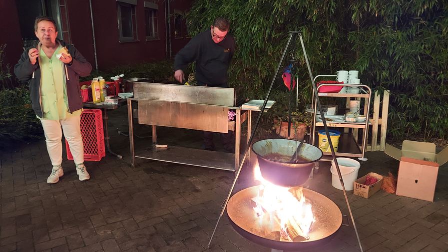 Kulinarische Höhepunkte wie Bratwurst, Kesselgulasch und Apfelstrudel verwöhnten die Gäste des Weihnachtsmarkts in der ProCurand Seniorenresidenz Havelpalais.