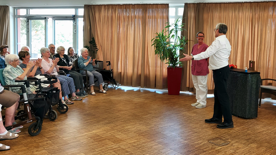 Francesco Valentino beeindruckte mit Zaubertricks die Bewohner*innen der ProCurand Seniorenresidenz Havelpalais