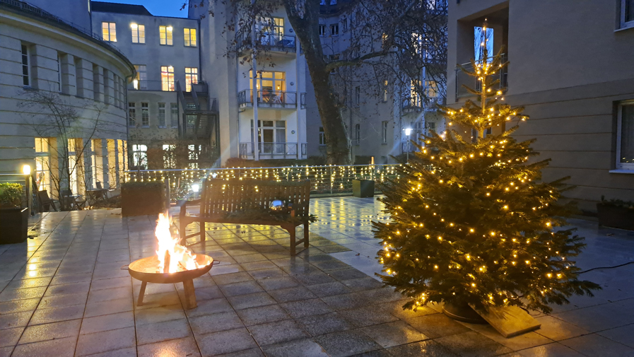 Der Weihnachtsbaum und das wärmende Feuer zauberten eine gemütliche Atmosphäre beim Weihnachtsmarkt in der ProCurand Seniorenresidenz Park Sanssouci.